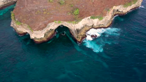 la isla nusa penida es una de las atracciones turísticas