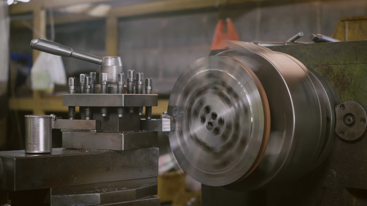 maquinista profesional que opera el torno, la máquina de molienda de metales, la fábrica de fabricación industrial de procesamiento de metales