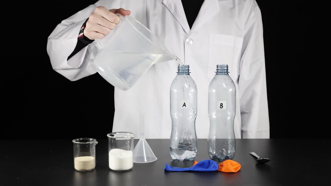 반응을 관찰하기 위해 병에 화학 물질을 는 것