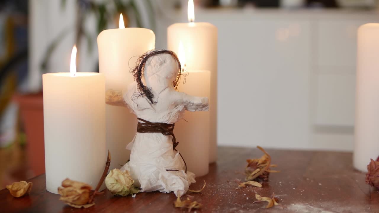 la creación de una muñeca vudú; ritual vudú