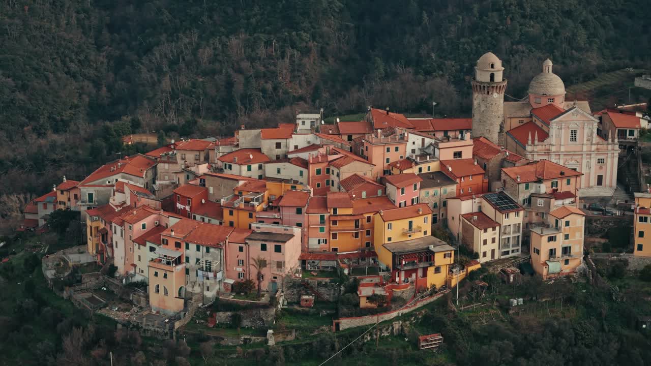 Ripresa aerea ravvicinata in circolo a sinistra di Ortonovo, Italia, circondata da lussureggianti montagne alberate