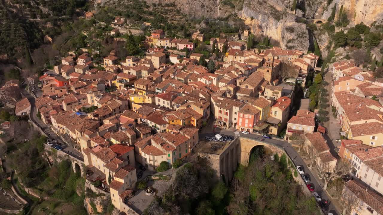 Vista aérea de un pueblo elevado cerca de las Gargantas del Verdon, región de Provenza-Alpes