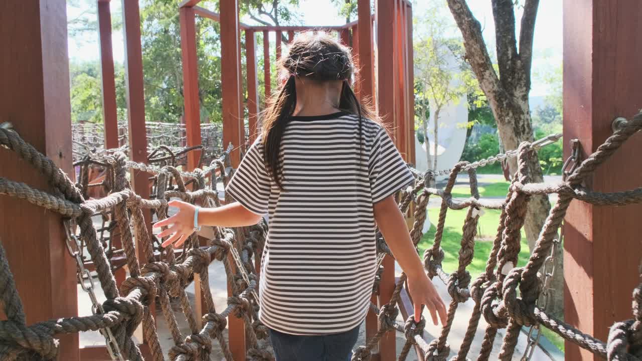 공원의 야외 놀이터에서 재미있는 활동적인 작은 여동생. 귀여운 어린 소녀들이 어린이 놀이터에 올라와 미끄러져 내려갑니다. 놀이는 어린 시절에 배우는 것입니다.