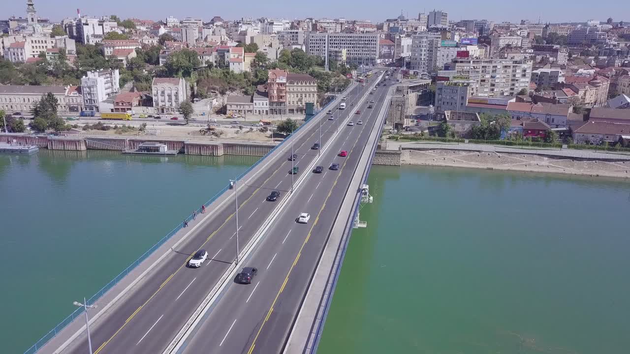 브란코프 다리와 베오그라드 시내의 4k 정적 공중 촬영