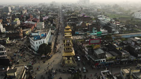 la torre del reloj dorado en birgunj, nepal