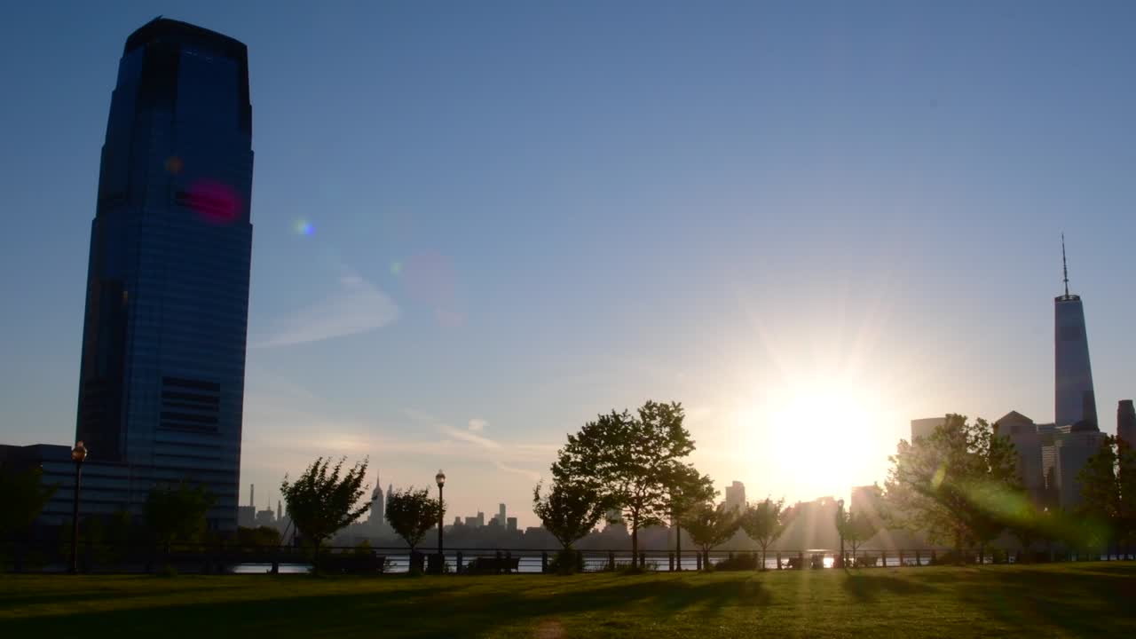 liberty state park nj con el horizonte de manhattan en la silueta, impresionante amanecer, destino turístico de viaje.