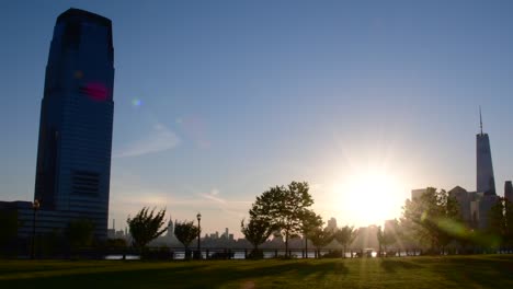 liberty state park nj con el horizonte de manhattan en la silueta, impresionante amanecer, destino turístico de viaje.