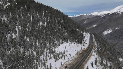 vistas aéreas de caminos sinuosos en las montañas rocosas de colorado