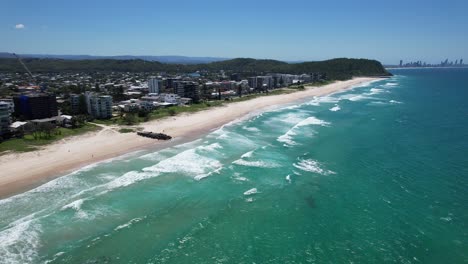 Palm-Beach---Costa-Dorada-Del-Sur,-Queensland,-Queensland---Australia---Disparo-De-Un-Dron