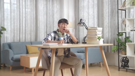가정에서 공부하는 학생