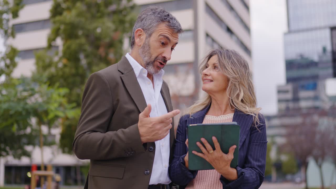 Professionisti che lavorano su un tablet in un ambiente urbano