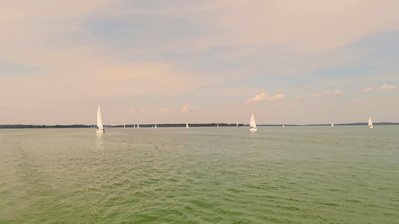 세일링 레가타의 호화 요트