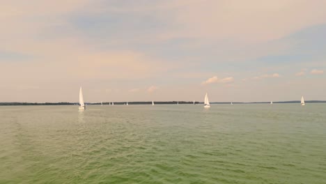 yates de lujo en regata de vela
