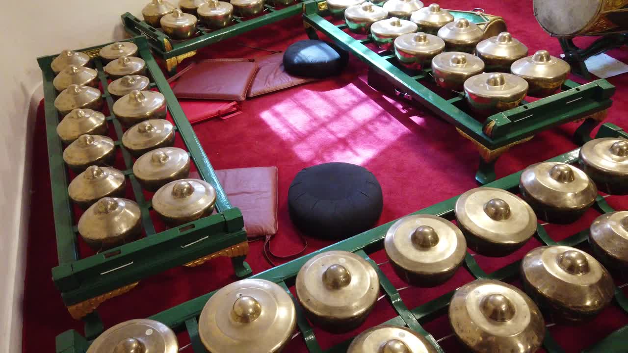 бронзовые ударные инструменты гамелан, демонстрируемые в индонезийском оркестре