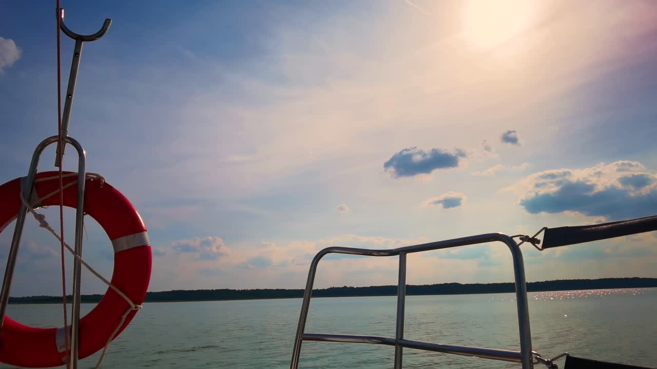 멋진 일몰 동안 바다에서 범선