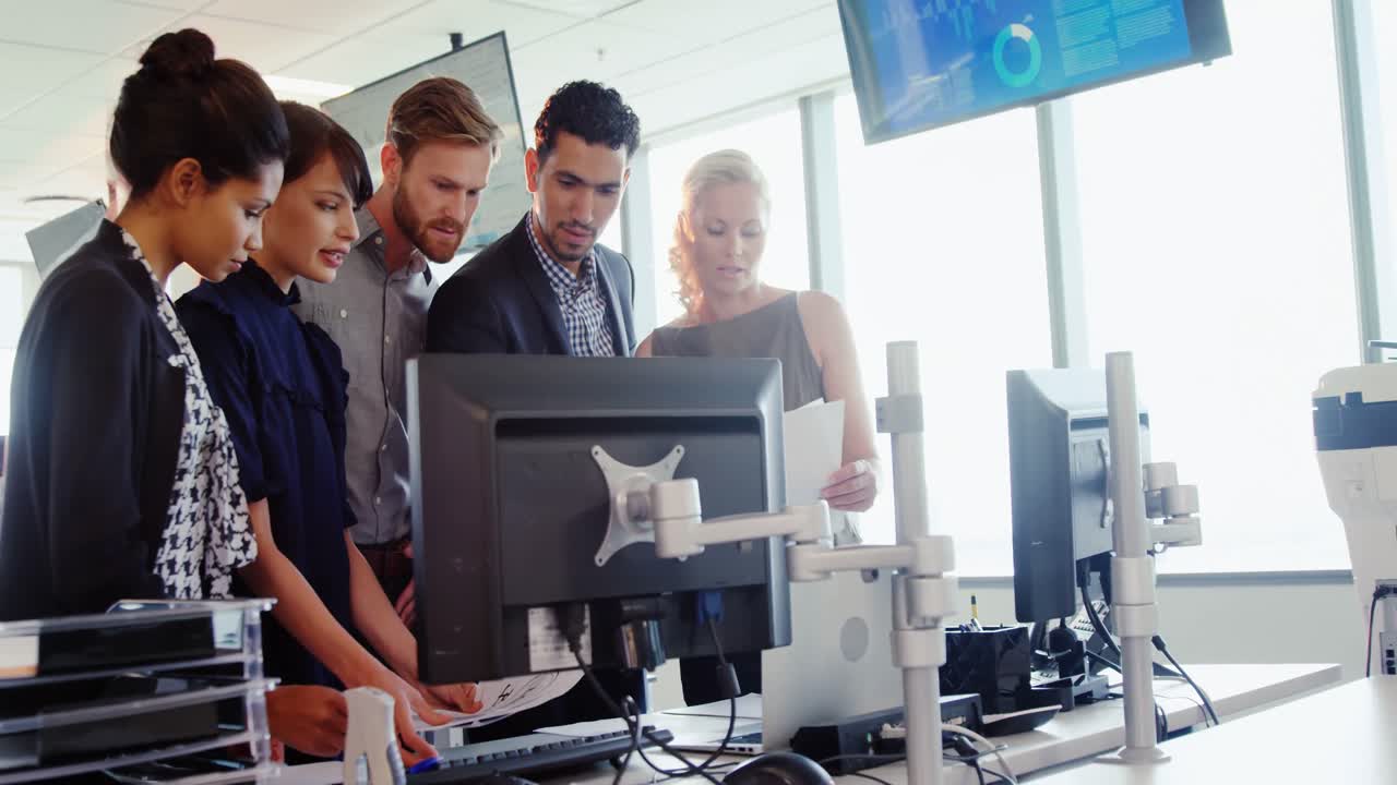 디스크에서 함께 일하는 임원들