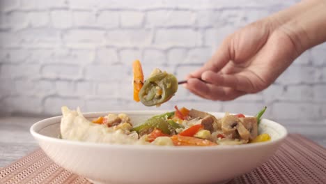 comiendo un delicioso frito de verduras