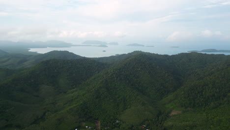 Imágenes-Panorámicas-Aéreas-De-Un-Paisaje-Montañoso-Con-Bosques-En-Islas-En-El-Mar