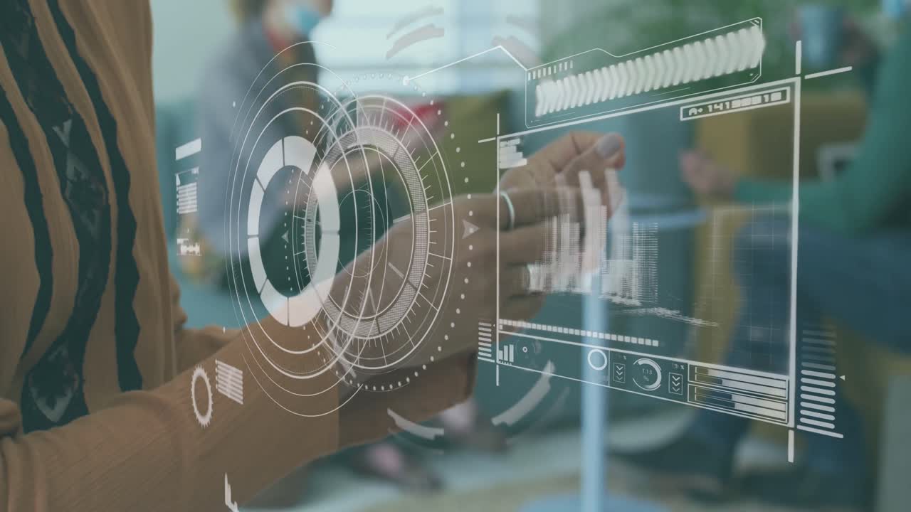 interfaz digital con procesamiento de datos contra la sección media de la mujer usando desinfectante de manos en la oficina