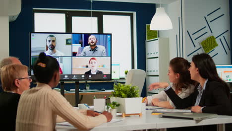 empleados trabajadores que tienen una conferencia por webcam con compañeros de trabajo que hablan por videoconferencia