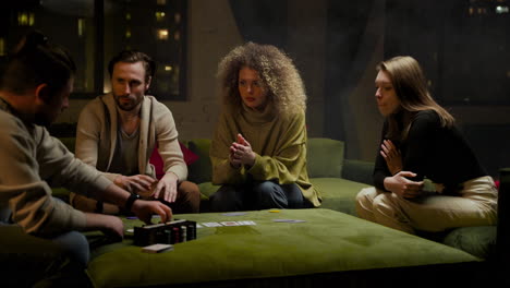 grupo de amigos sentados en el sofá de la sala de estar