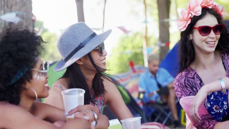 amigas interactuando entre sí en el festival de música 4k