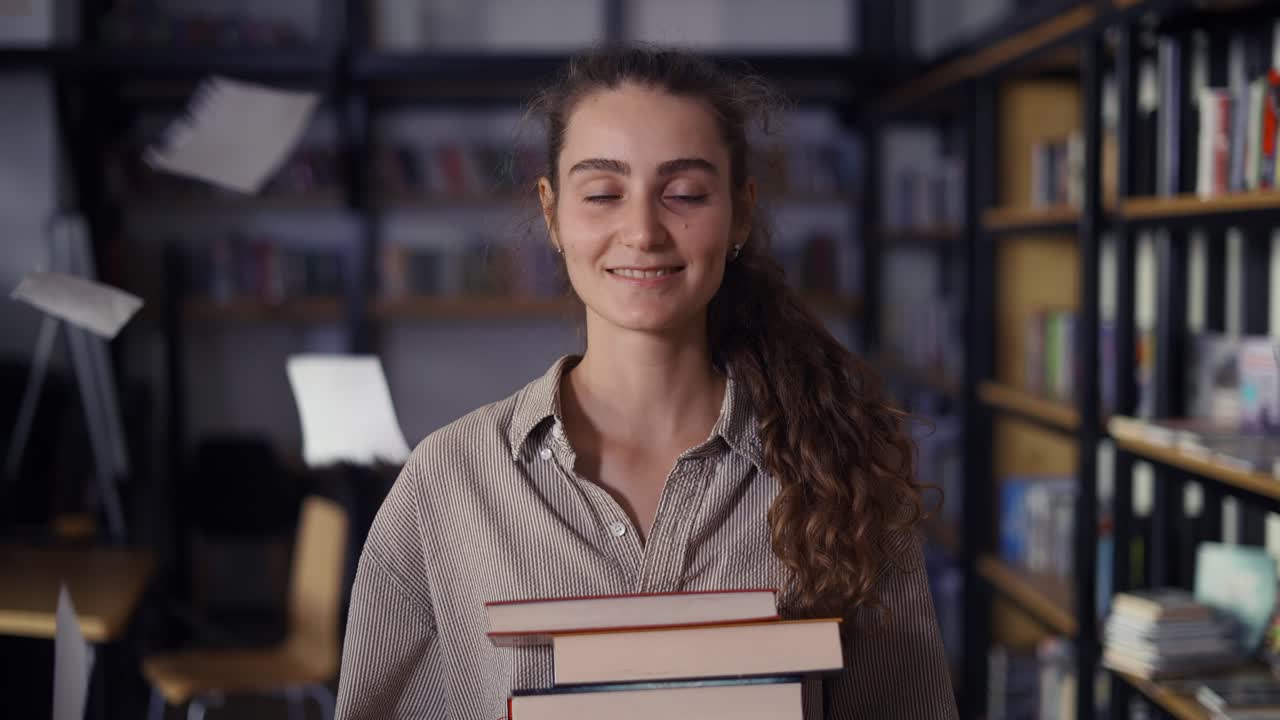 chica con un montón de libros en la biblioteca, hojas de papel cayendo alrededor de ella