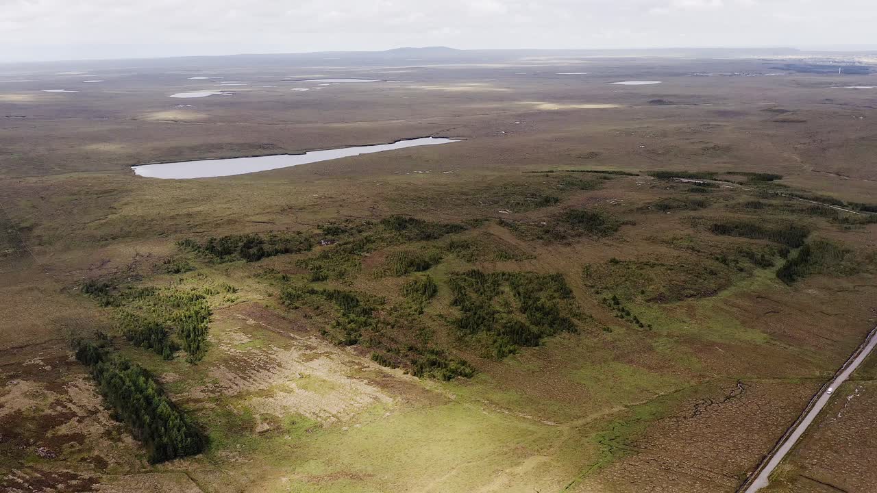 tomada de avión no tripulado del sol brillando en las llanuras de páramo en la isla de lewis