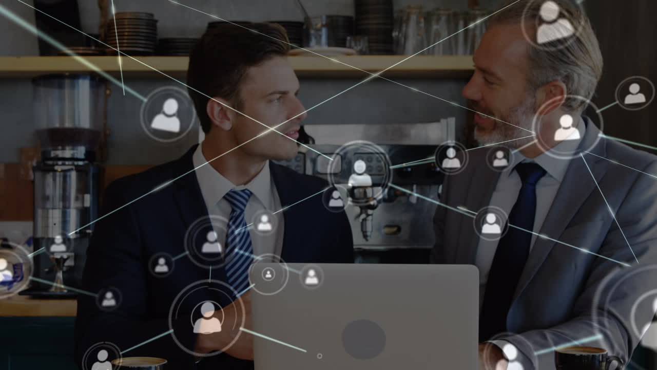 노트북을 사용하는 두 명의 코카시안 사업가에 대한 연결 네트워크의 애니메이션