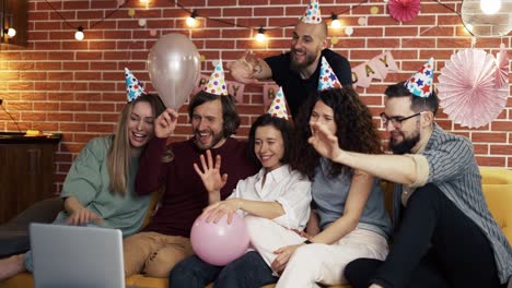 personas diversas en casa felicitan a la persona de cumpleaños por computadora portátil, gesto de saludo