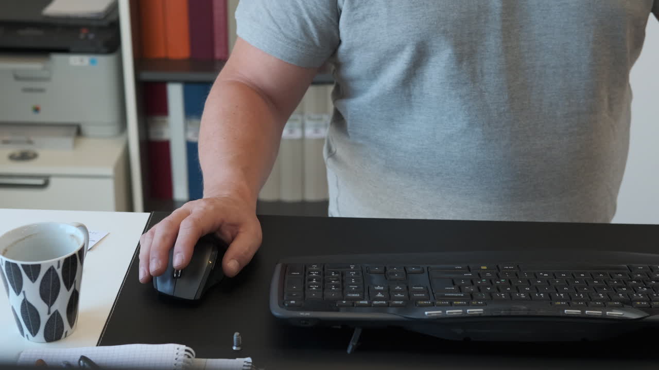 컴퓨터 키보드 디지털 회의 회의 비디오 줌 이야기 동료 폴더 보스 센터 도시 서비스 회계 학생 독서를 공부하는 사무실 테이블에서 일하는 사업가