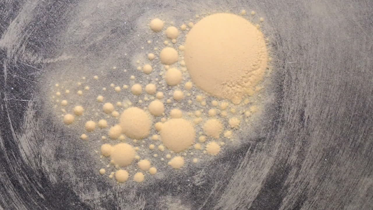 glóbulos similares a células de esporas de lycopodium se unen y explotan