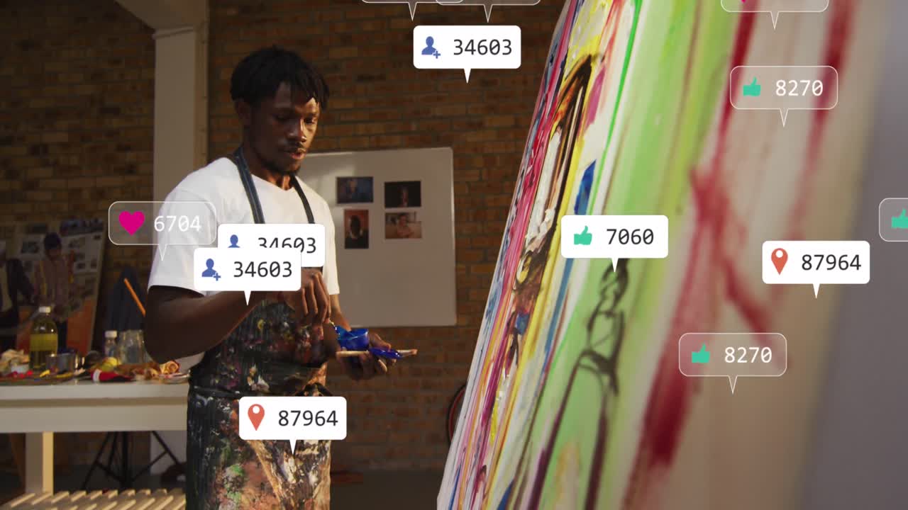 animación de iconos de redes sociales y texto sobre un hombre afroamericano pintando en casa