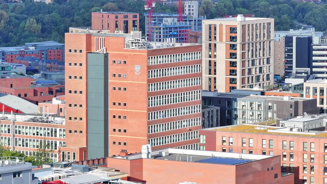 영국 사우스 요크셔 의 셰필드 시내 에 있는 다채로운 고층 건물 들