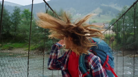 Reisender-Tanzt-Bergwanderung-Auf-Der-Flussbrücke.-Fröhliche-Frau-Bewegt-Ihren-Körper-Nach-Draußen