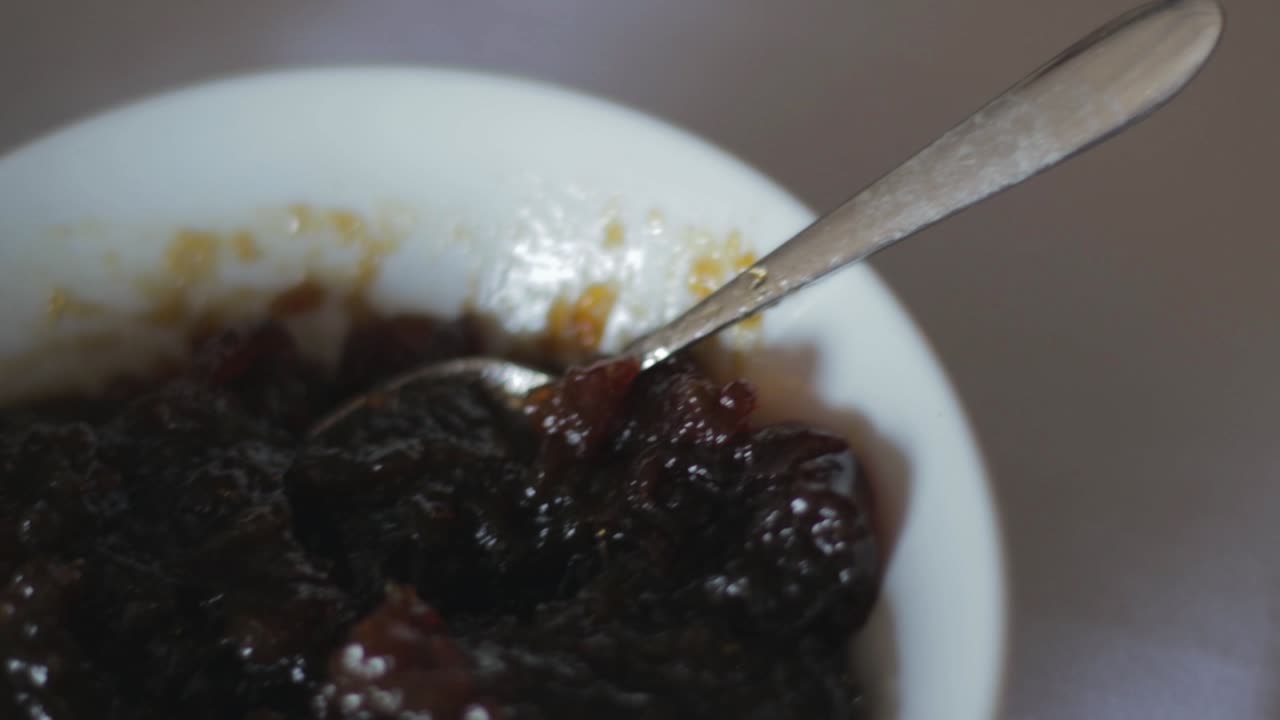 봉사할 준비가 된 숟가락이 있는 처트니 소스 한 그릇