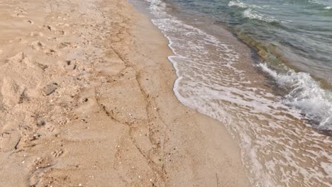 las olas se lavan suavemente sobre la playa de arena