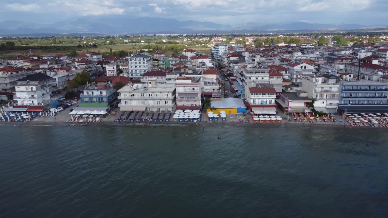 Yunanistan, Paralia Katerini plajı boyunca uçuş. Bulgaristan, Romanya ve Ukrayna'dan gelen turistler için favori Akdeniz tatil beldesi.