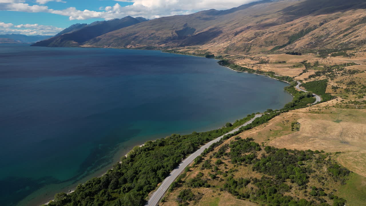 toma aérea de drones sobre la cordillera que rodea el lago hayes en wakatipu en el centro de queenstown, nueva zelanda durante el día