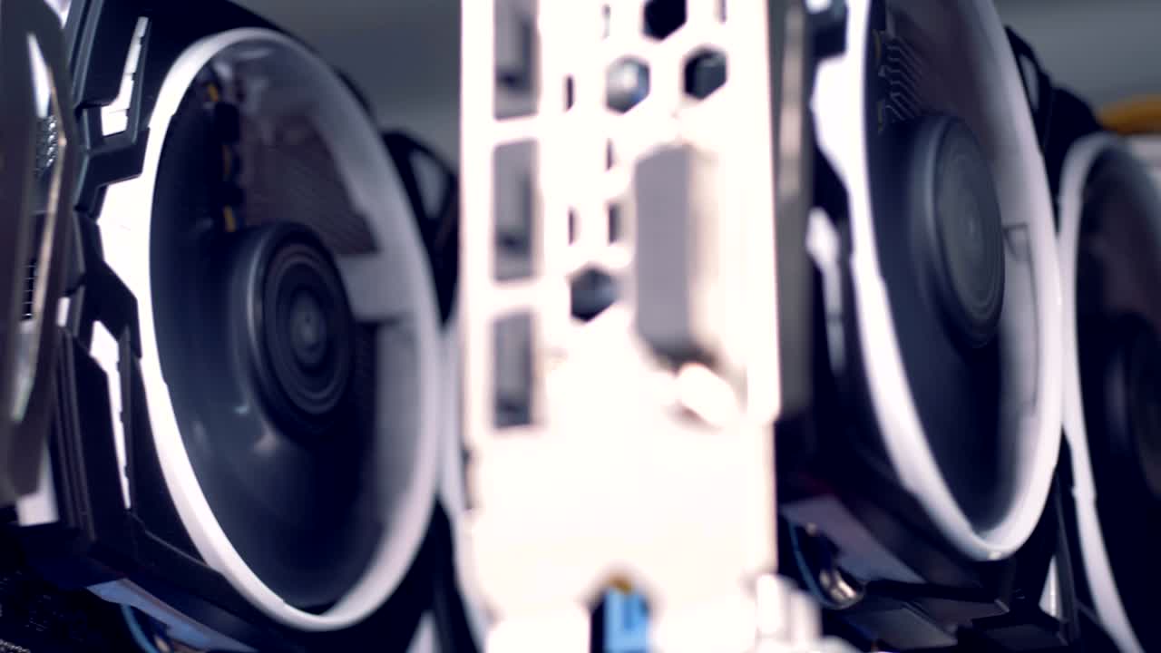 muchas tarjetas gráficas para la minería de bitcoin en el proceso de criptomoneda.