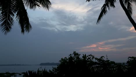 Silhouetten-Von-Kokospalmen-Während-Des-Sonnenuntergangs-Im-Backwater,-Stetiger-Schuss