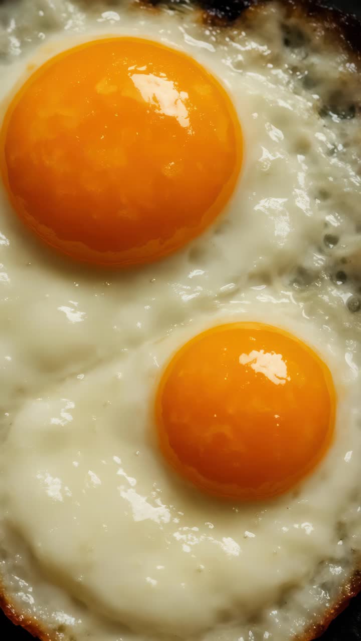 Close-up, tampilan atas dari dua telur mata sapi dengan kuning telur yang cerah