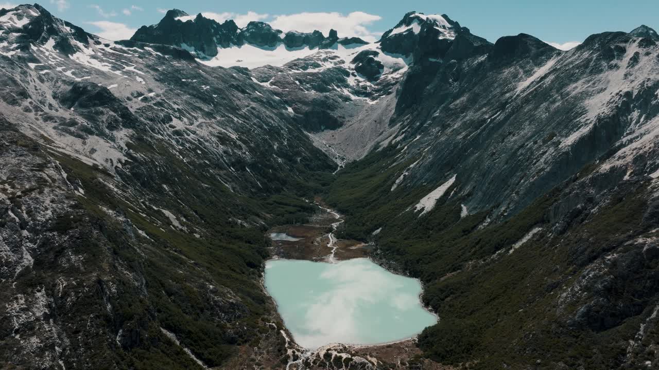 Veduta aerea del Lago Smeraldo a Ushuaia, Terra del Fuoco, Patagonia, Argentina - Ripresa con drone