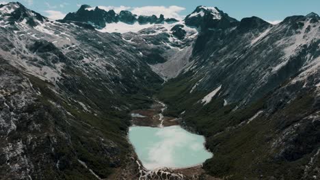 Vista-Aérea-Del-Lago-Esmeralda-En-Ushuaia,-Patagonia,-Argentina---Drone-Shot