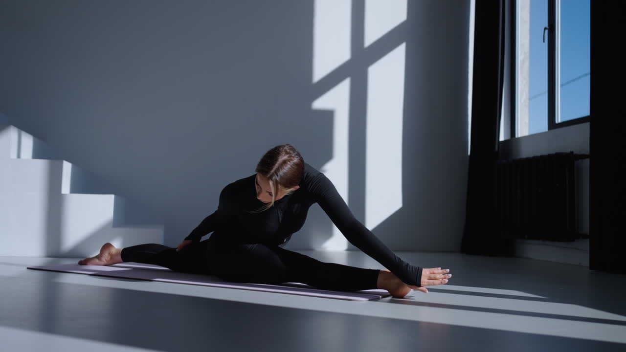 mujer haciendo estiramientos de yoga en una alfombra
