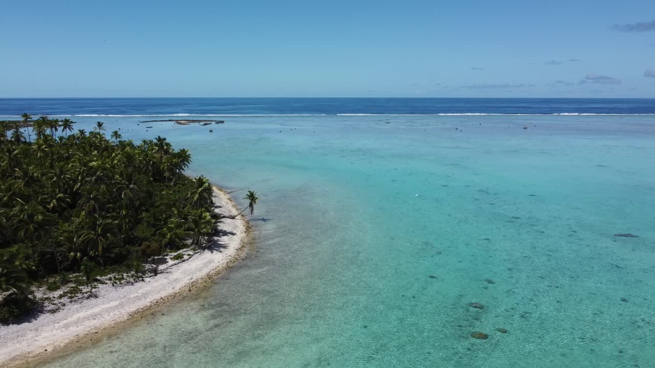 isla tropical con arrecife de barrera playas de arena blanca y océano azul tiro de seguimiento aéreo