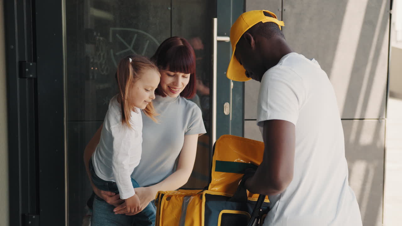 familia feliz recibiendo el parto