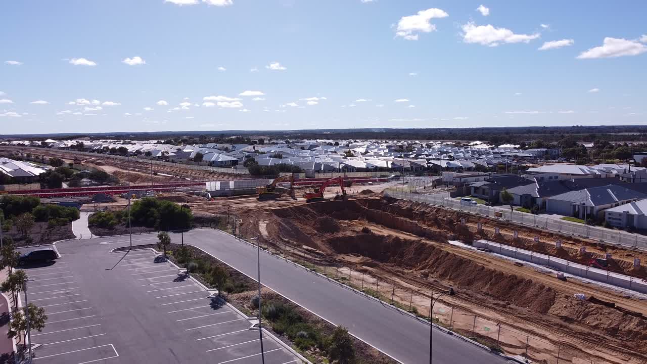 tomada aérea estática de la construcción de un puente ferroviario en el paseo marítimo de santorini, butler a alkimos perth