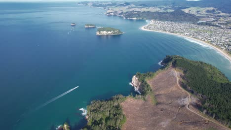camino de la península mirador panorámico con vistas a la ciudad de whangamata en coromandel, waikato, nueva zelanda