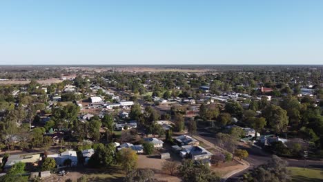 drone volando sobre propiedades privadas en un pequeño pueblo de campo en australia